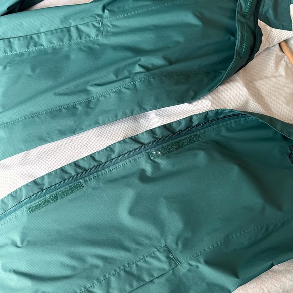 The North Face women’s windbreaker in green - Picture 3 of 9